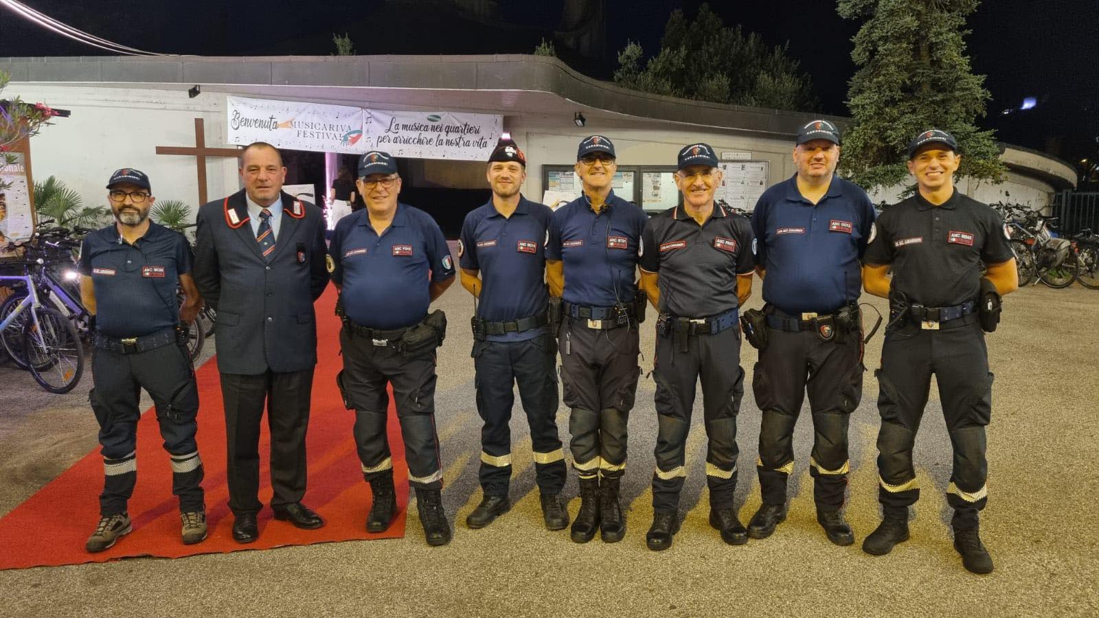 Potrebbe essere un'immagine raffigurante 8 persone, ambulanza e testo